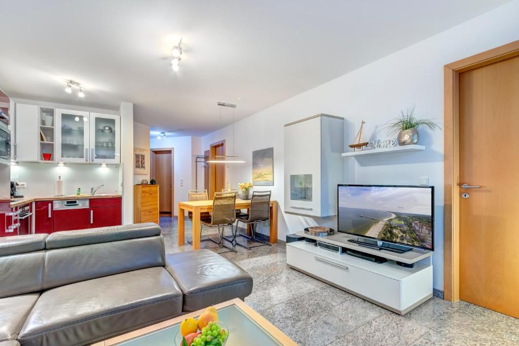 ein Wohnzimmer mit einem Sofa und einem TV in der Unterkunft Ostseeresidenz Gorki- Park - 08 mit Wellness und Schwimmbad in Bansin