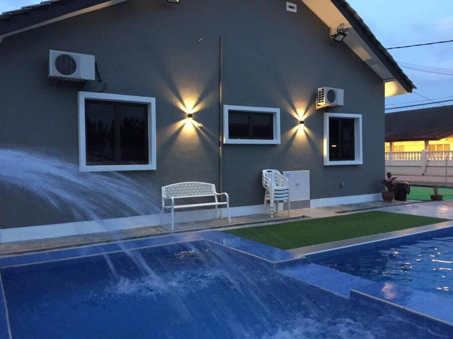 une maison avec une piscine devant une maison dans l'établissement MELAKA BEACH VILLA ( A TYPE ), à Kelebang Besar