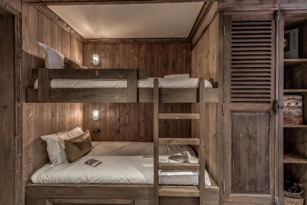 a bunk bed room with two bunk beds at HOTEL LE VAL D&#39;ISERE in Val-d&#39;Isère