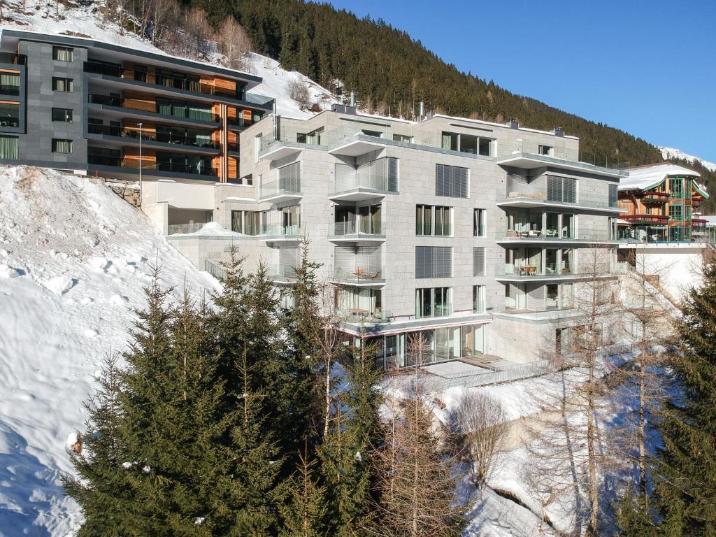ein Gebäude an der Seite eines schneebedeckten Berges in der Unterkunft Residenz Schooren des Alpes - Apartment SET - TOP 10 in Kappl