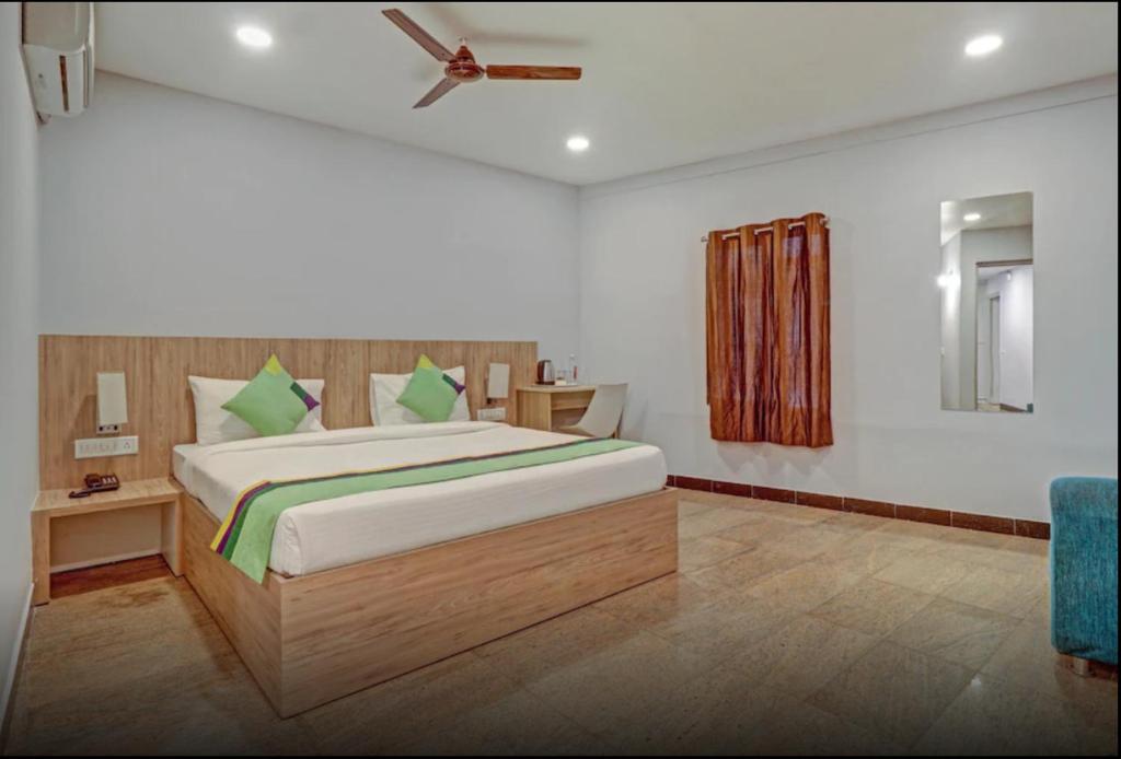 een slaapkamer met een groot bed in een kamer bij Hotel Richmond Residency in Bangalore