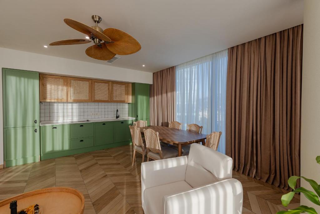 Kuchyň nebo kuchyňský kout v ubytování MiraMar Luxury Residences