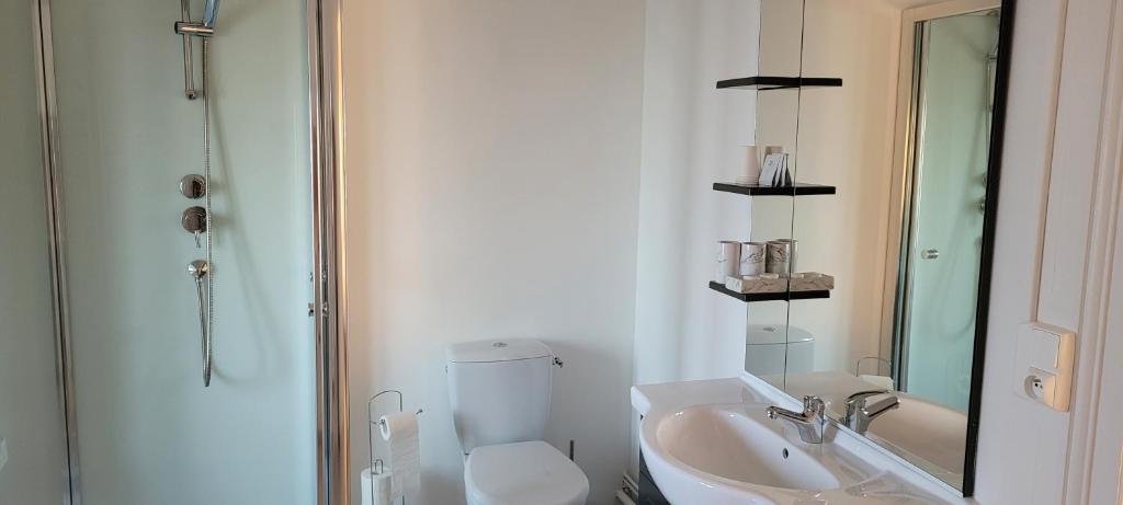 Auberge Gauloise - Queen Room With Shared Bathroom