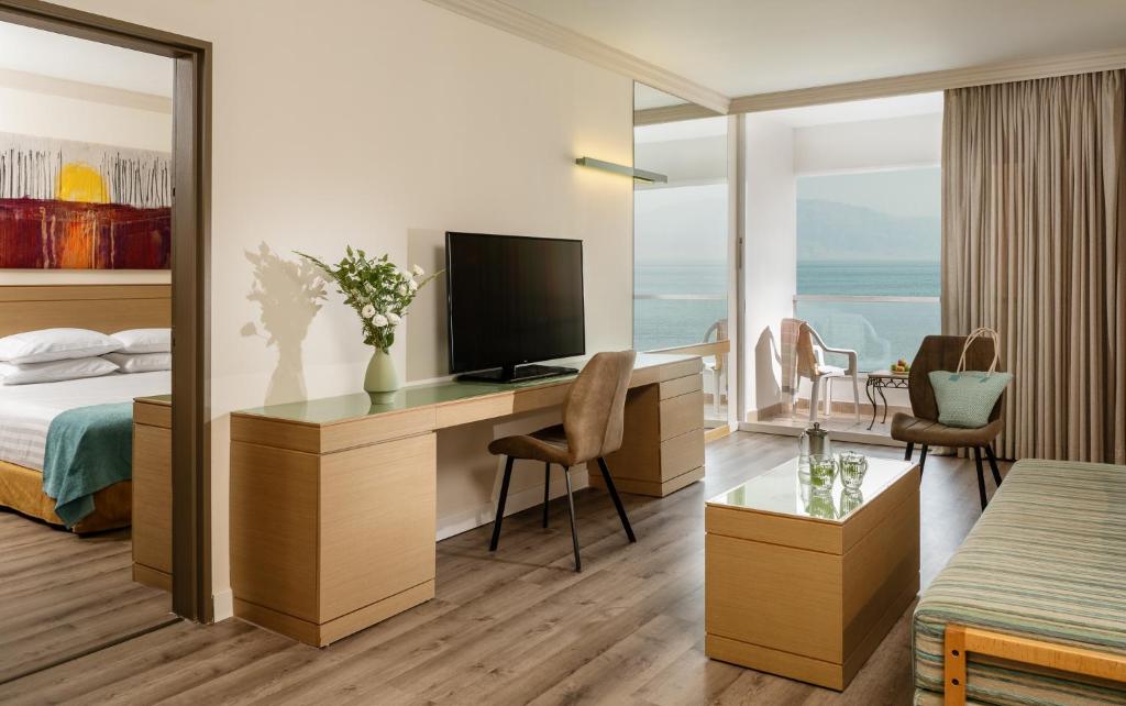 TV a/nebo společenská místnost v ubytování Vert Dead Sea by AFI Hotels