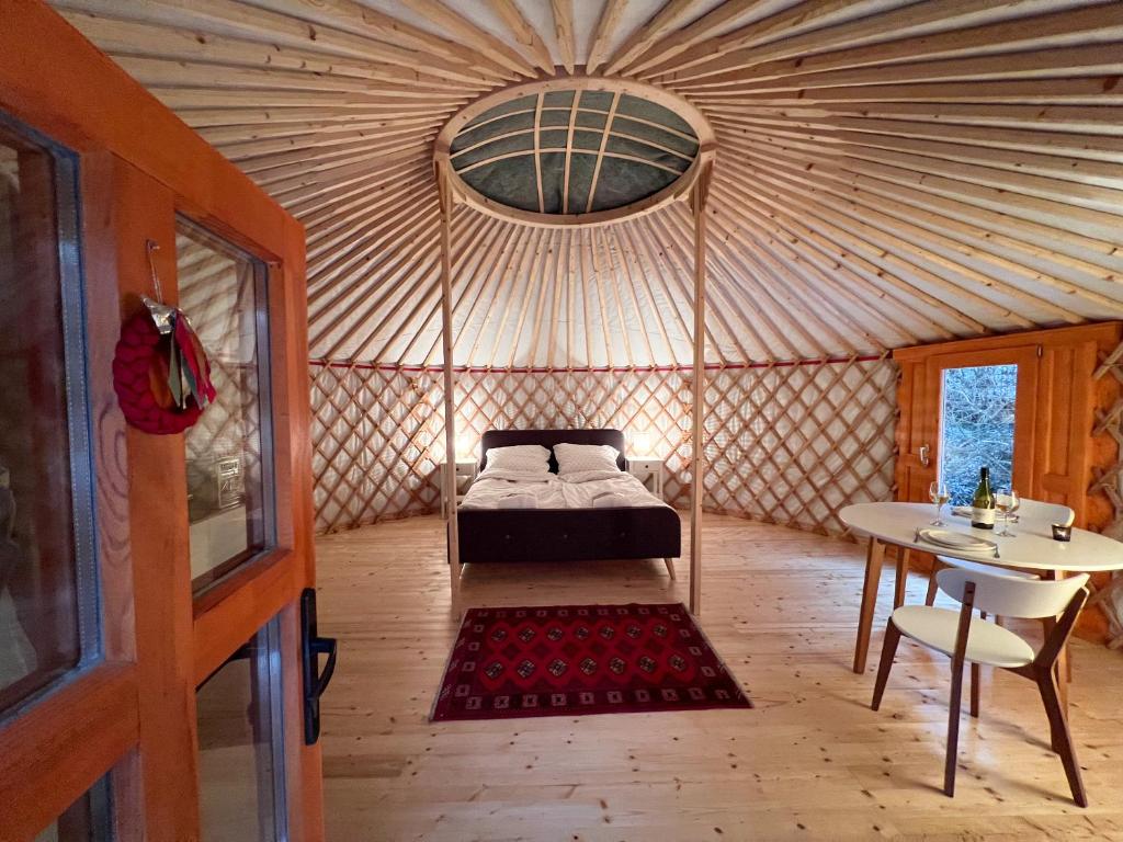 ein Schlafzimmer mit einem Bett und einem Tisch in einem Zimmer in der Unterkunft Pataklak Mátra in Matrakeresztes