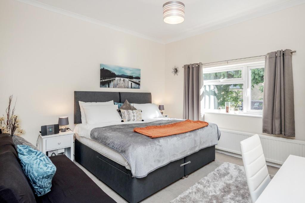 En eller flere senge i et værelse på MPL Apartments - Malden Road Serviced Accommodation