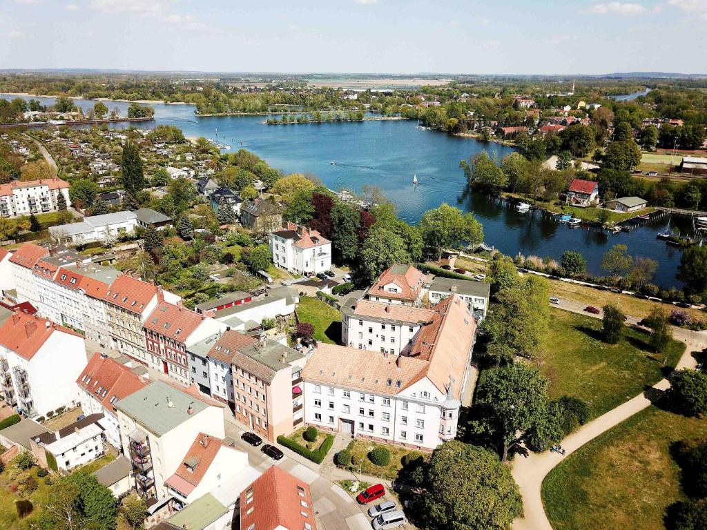 eine Luftansicht einer Stadt mit einem Fluss und Gebäuden in der Unterkunft BetterBeds Brandenburg in Brandenburg an der Havel