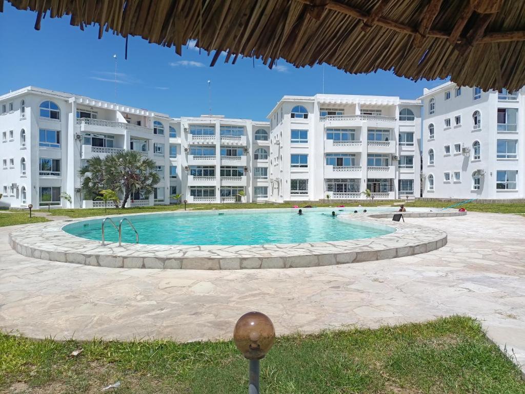 בריכת השחייה שנמצאת ב-HavenHouse Kijani - 1 Bedroom Beach Apartment with Swimming Pool או באזור
