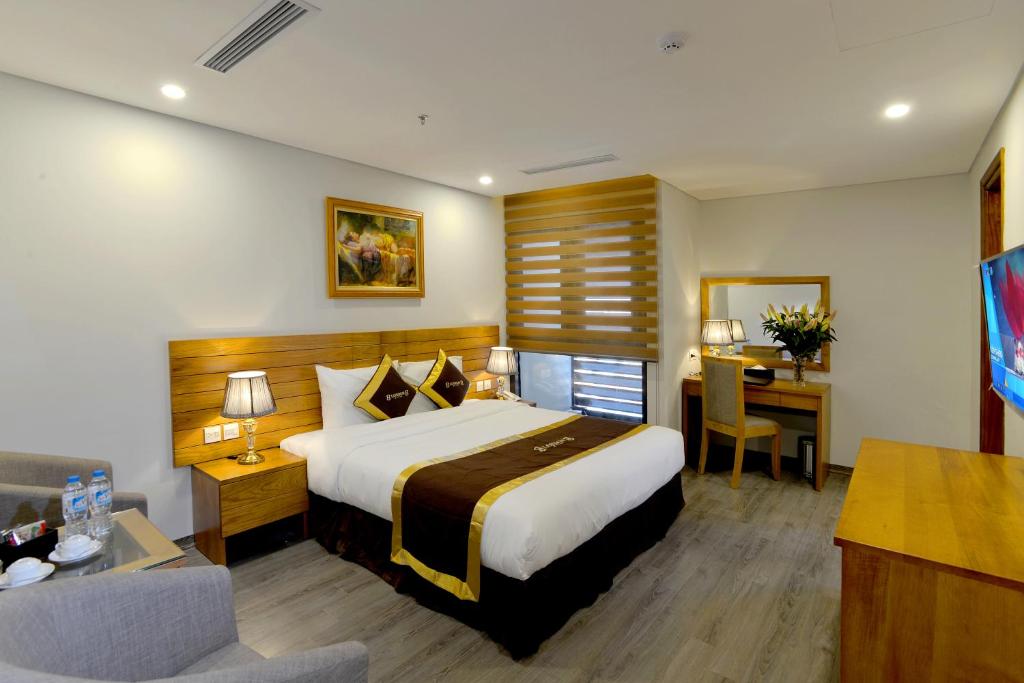 Giường trong phòng chung tại London Hanoi Hotel