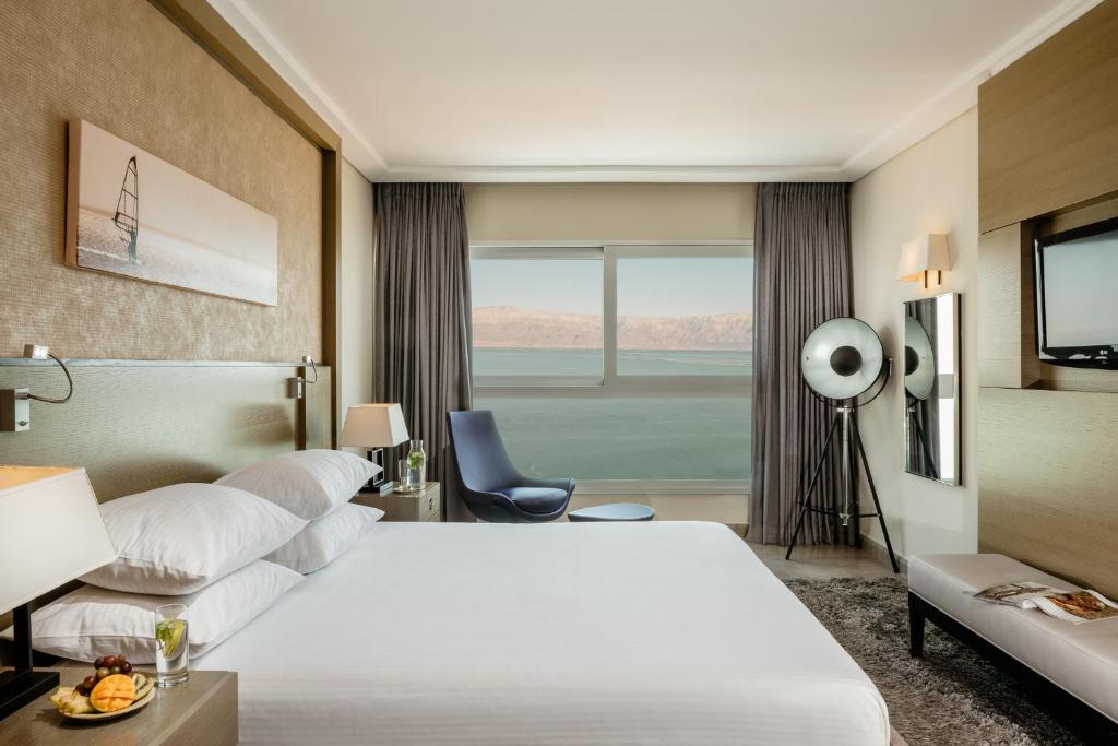 Postel nebo postele na pokoji v ubytování Vert Dead Sea by AFI Hotels