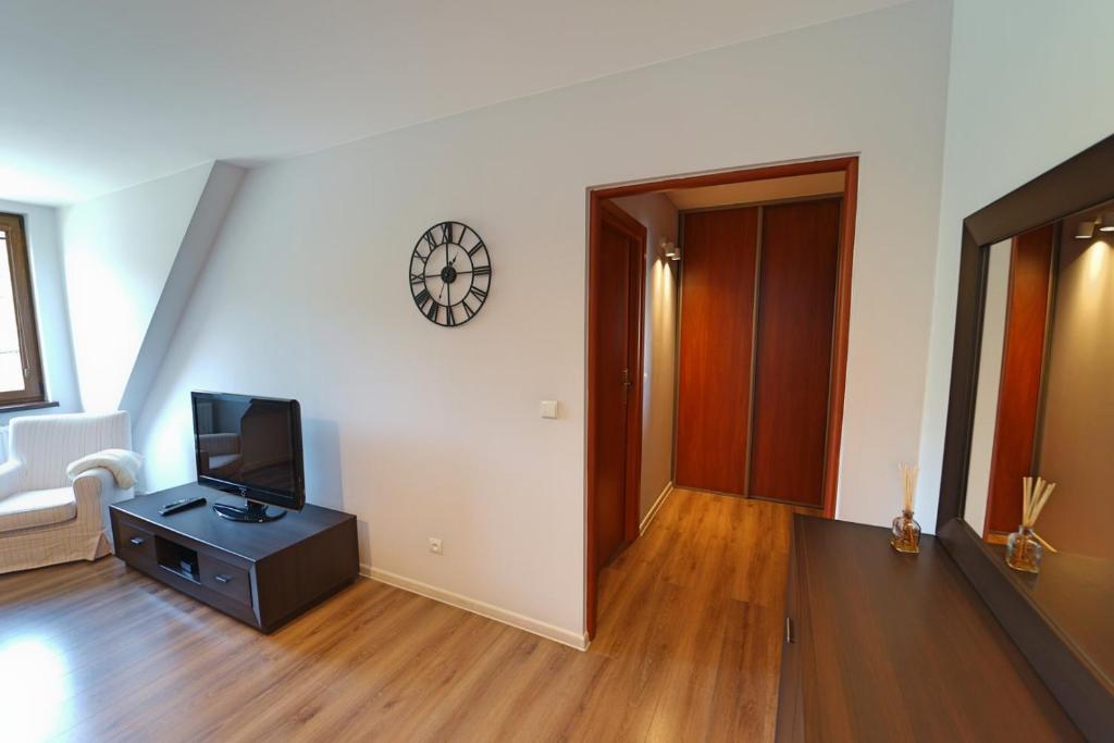 Televízia a/alebo spoločenská miestnosť v ubytovaní Apartament Karpacz Walk&Ski