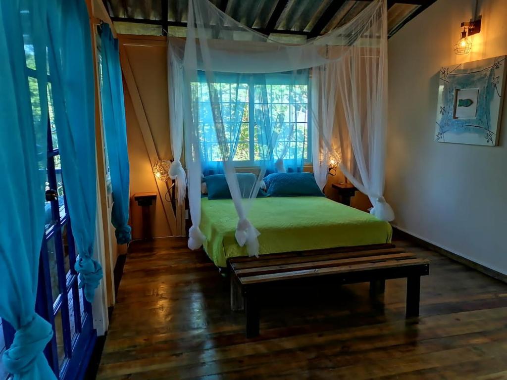 Postel nebo postele na pokoji v ubytování Mosana Reef Garden B&B