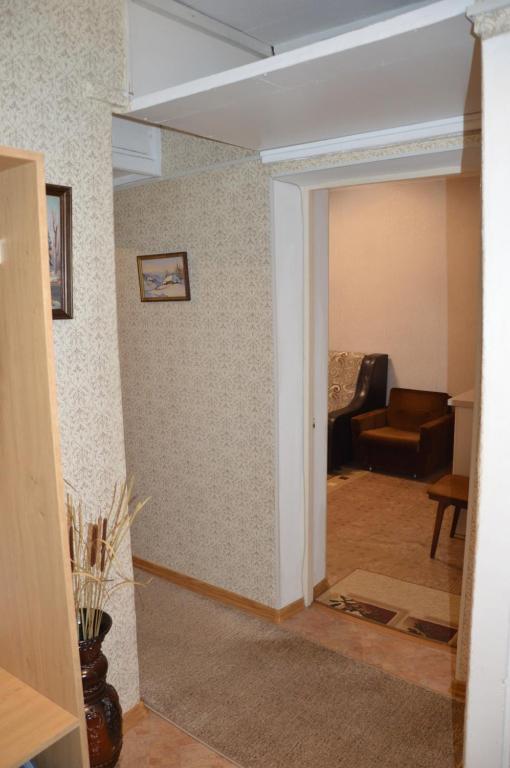 - Vistas a la sala de estar desde el pasillo en Apartment Miorita, en Chişinău