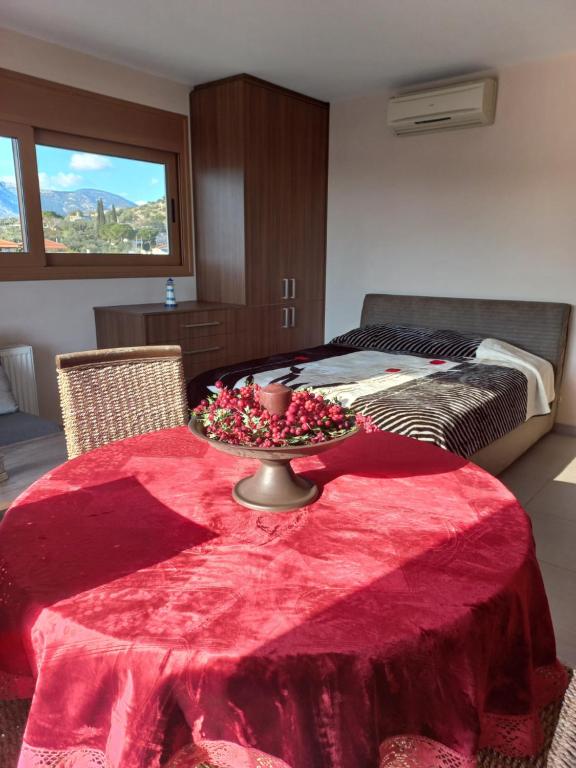 a room with a table with a bowl of flowers on it at Calmness Near the City in Metókhi