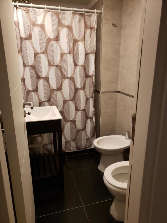 a bathroom with a toilet and a sink and a shower at BELGRANOPtoMadryn in Puerto Madryn