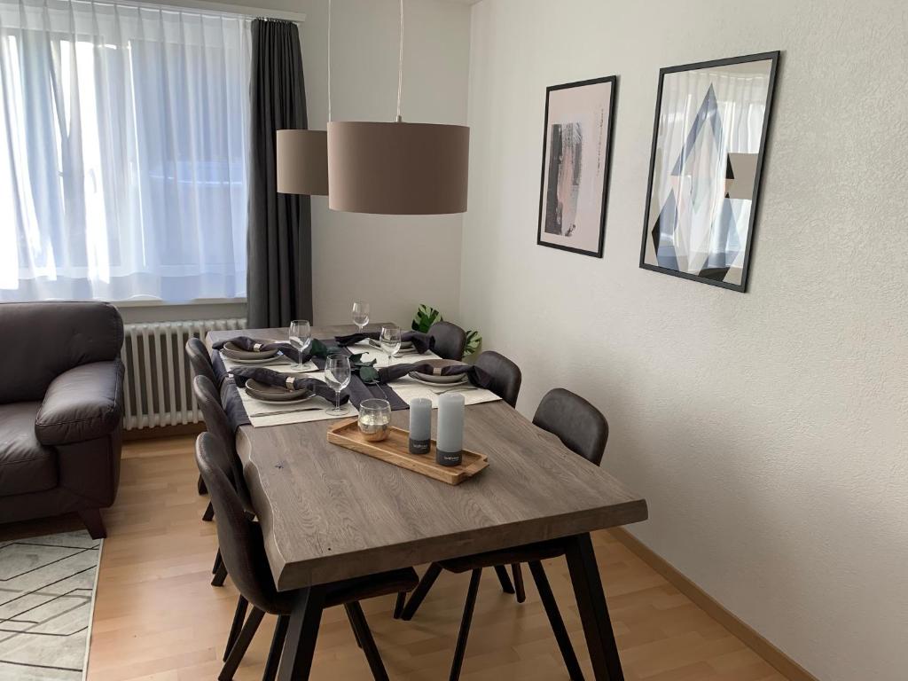 comedor con mesa de madera y sillas en Apartment Via Surpunt - Signal - 5 Rooms, en St. Moritz