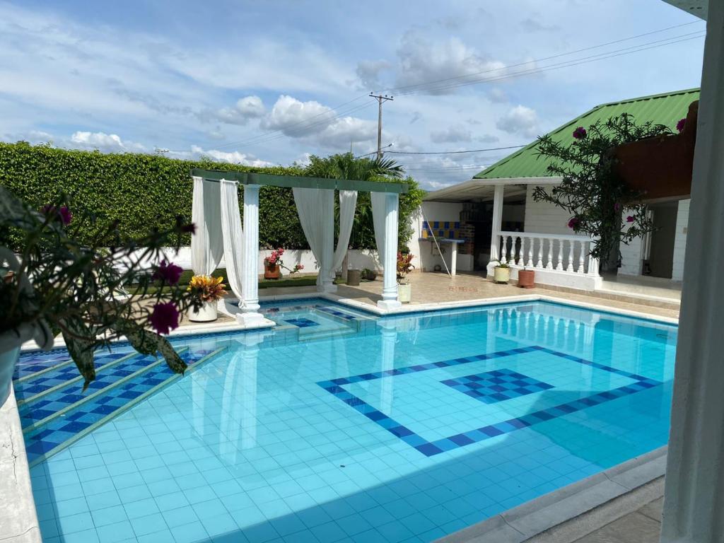 una piscina con azulejos azules en el suelo en Casa en Girardot en Ricaurte