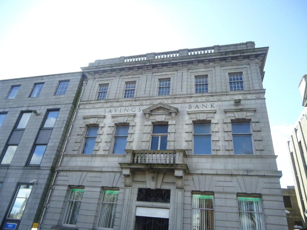 un edificio con un cartel bancario en el costado. en Aspect Apartments City Centre en Aberdeen