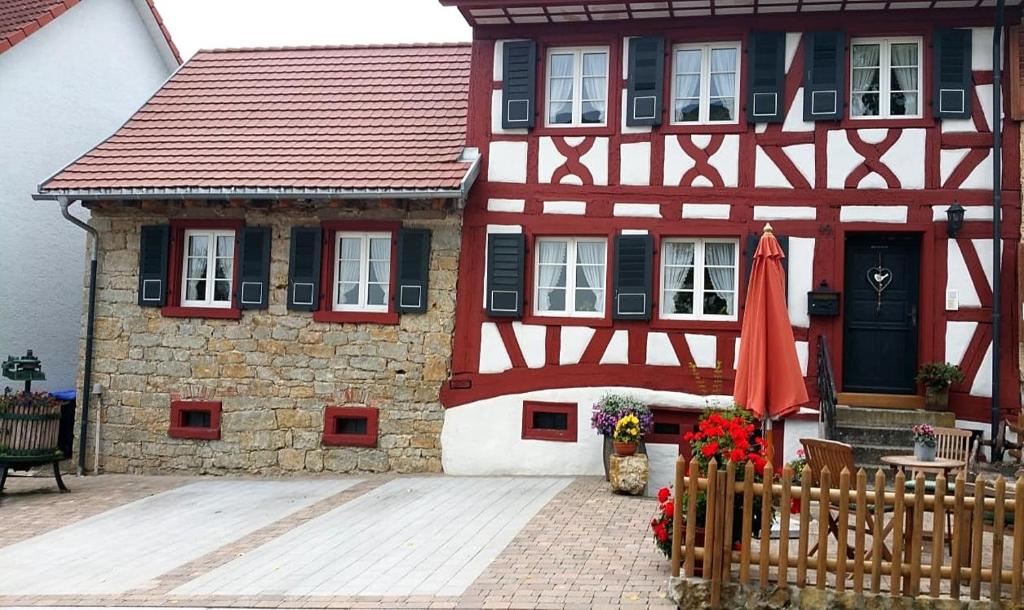 ein Haus mit einem Zaun davor in der Unterkunft Ferienwohnung Traumschiff in Erzingen