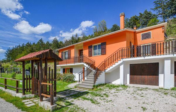 una casa naranja con una puerta y una valla en Casa di Cristian, en Pian di Mulino