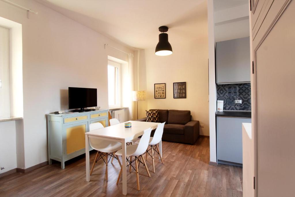 een keuken en een woonkamer met een tafel en stoelen bij Uno sguardo sul mare - appartamento in Ancona