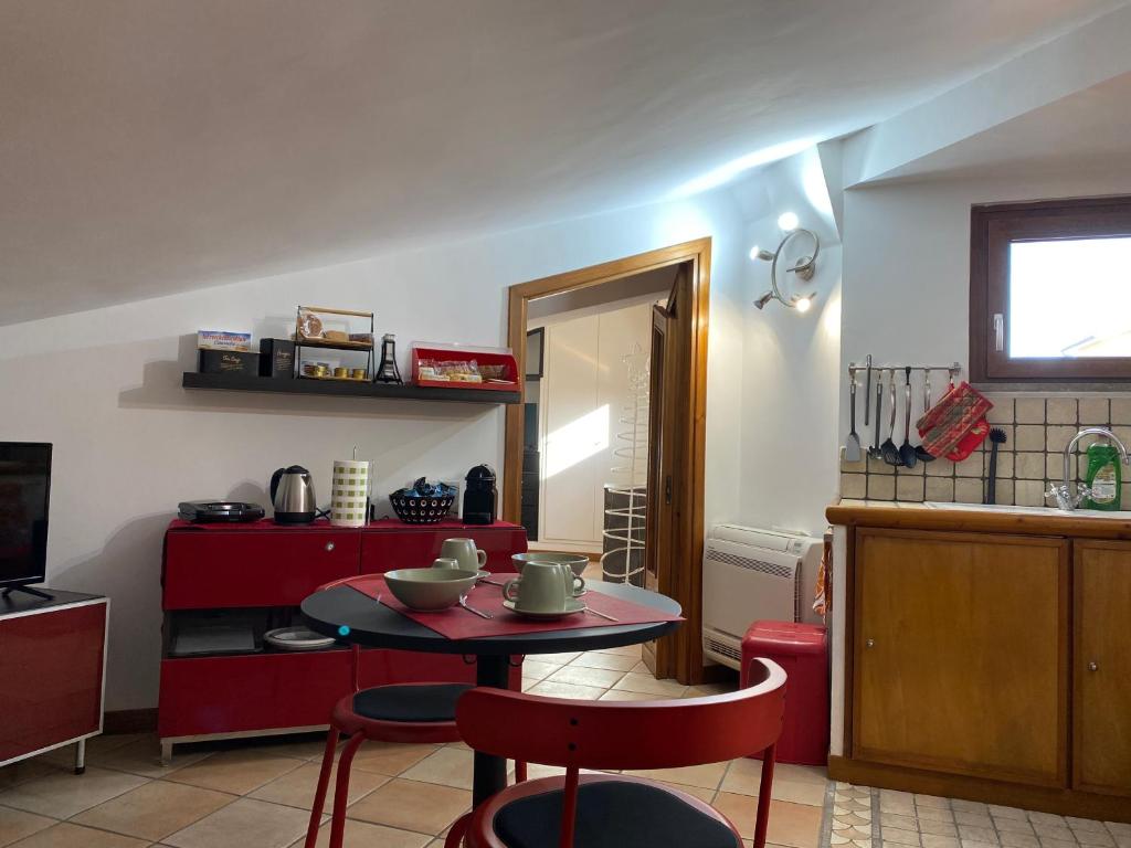 eine Küche mit einem Tisch und Stühlen im Zimmer in der Unterkunft Frascati Roof 2 in Frascati