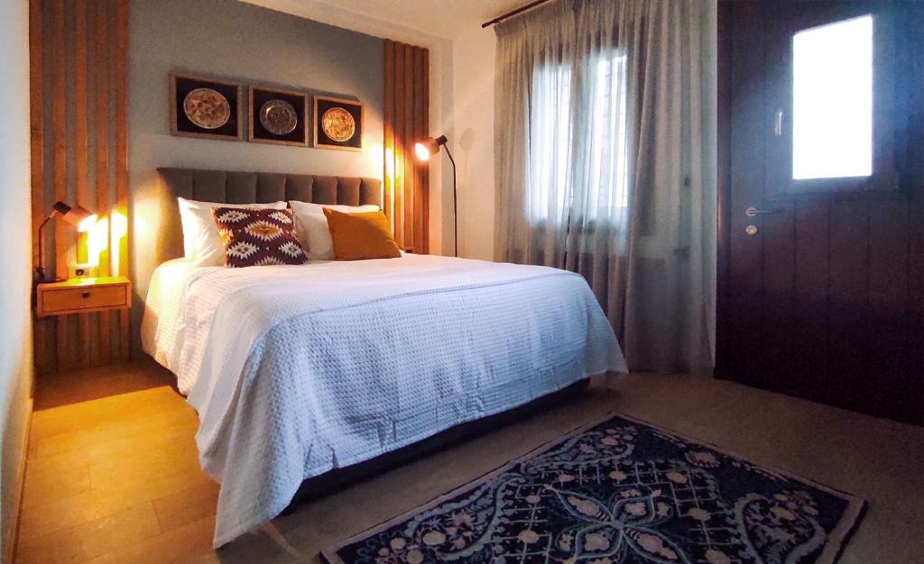 Postel nebo postele na pokoji v ubytování Κάλλος-Kallos Apartment
