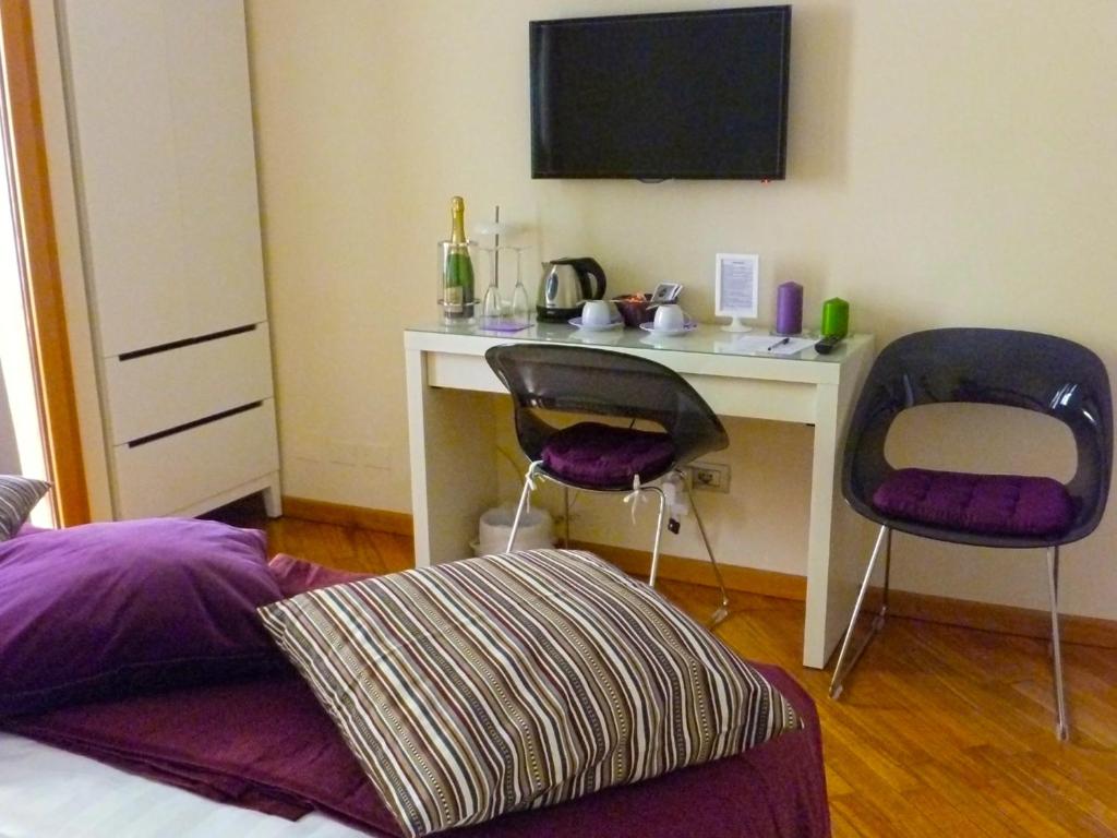 A television and/or entertainment centre at L'Appartamento Romano