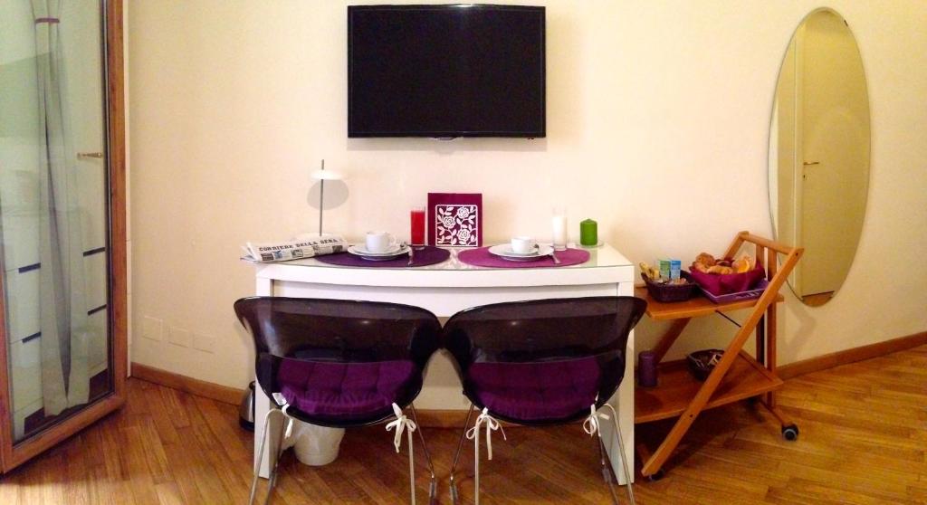 A television and/or entertainment centre at L'Appartamento Romano
