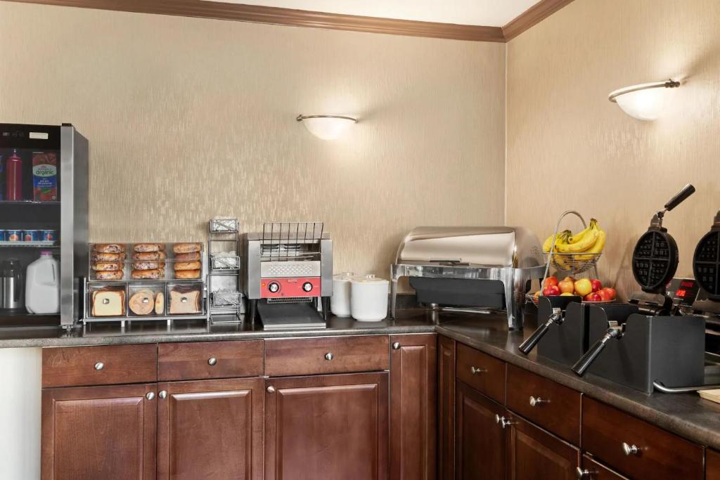 Kuchyň nebo kuchyňský kout v ubytování Quality Inn & Suites