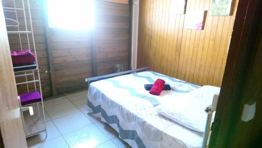 Postel nebo postele na pokoji v ubytování LABé KAZ kréyòl