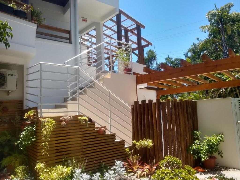 Apartamento com varanda في فلوريانوبوليس: منزل به درج وسياج
