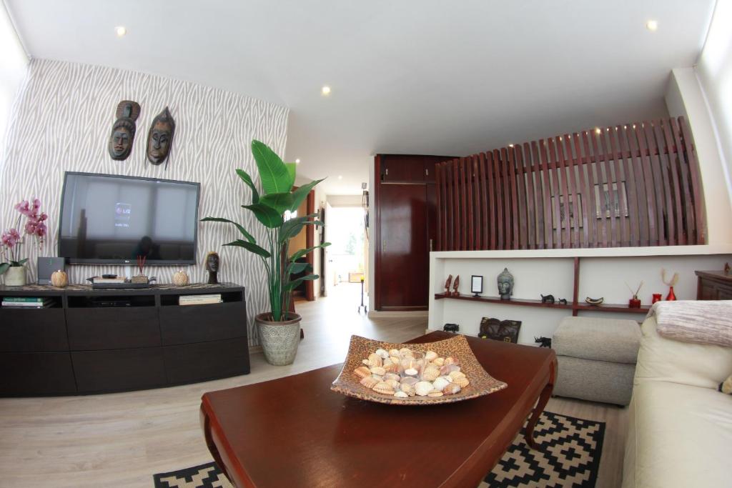 Televízia a/alebo spoločenská miestnosť v ubytovaní La Carihuela Ethnic Apartment Torremolinos