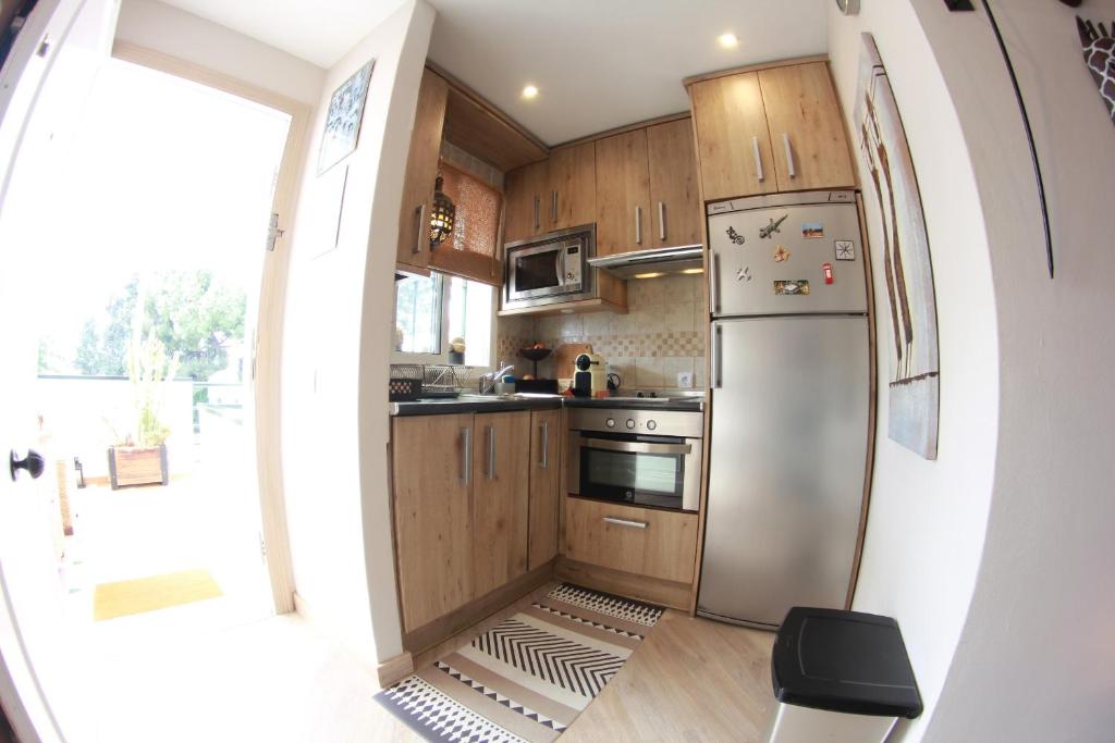 Kuchyňa alebo kuchynka v ubytovaní La Carihuela Ethnic Apartment Torremolinos