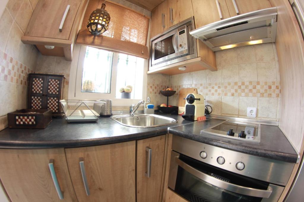 Kuchyňa alebo kuchynka v ubytovaní La Carihuela Ethnic Apartment Torremolinos