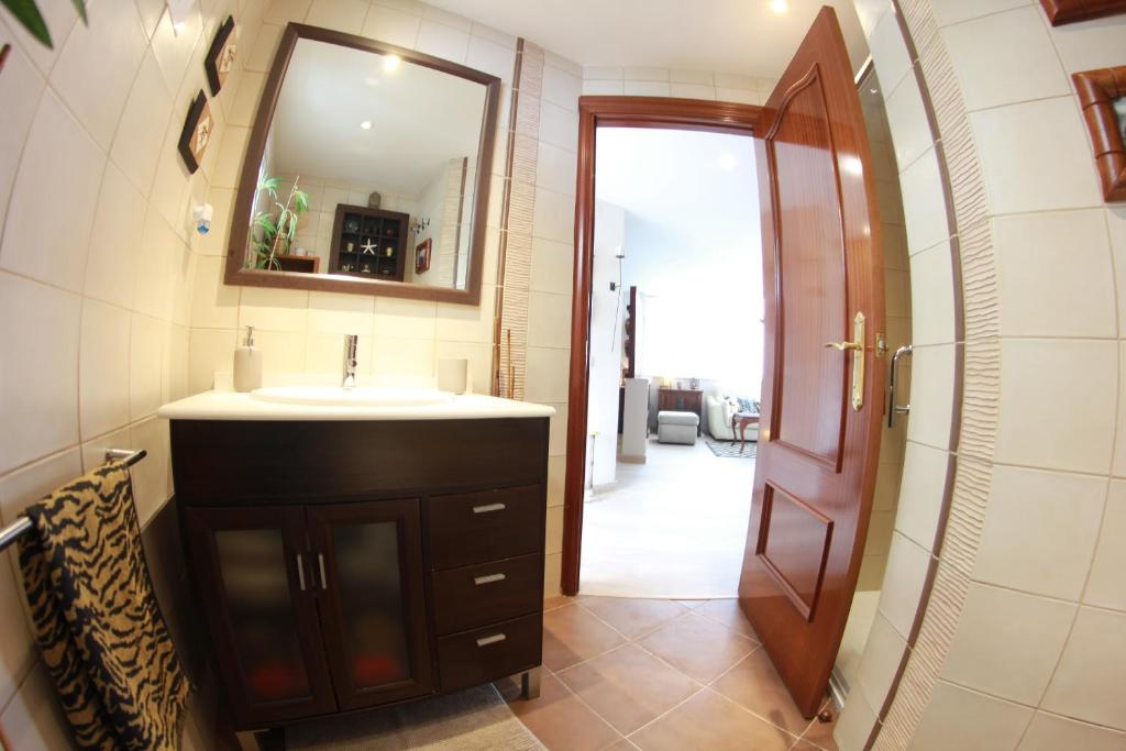 Kúpeľňa v ubytovaní La Carihuela Ethnic Apartment Torremolinos