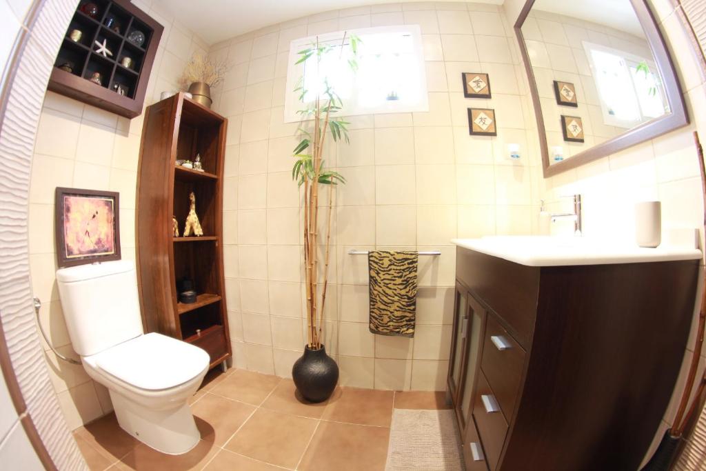 Kúpeľňa v ubytovaní La Carihuela Ethnic Apartment Torremolinos