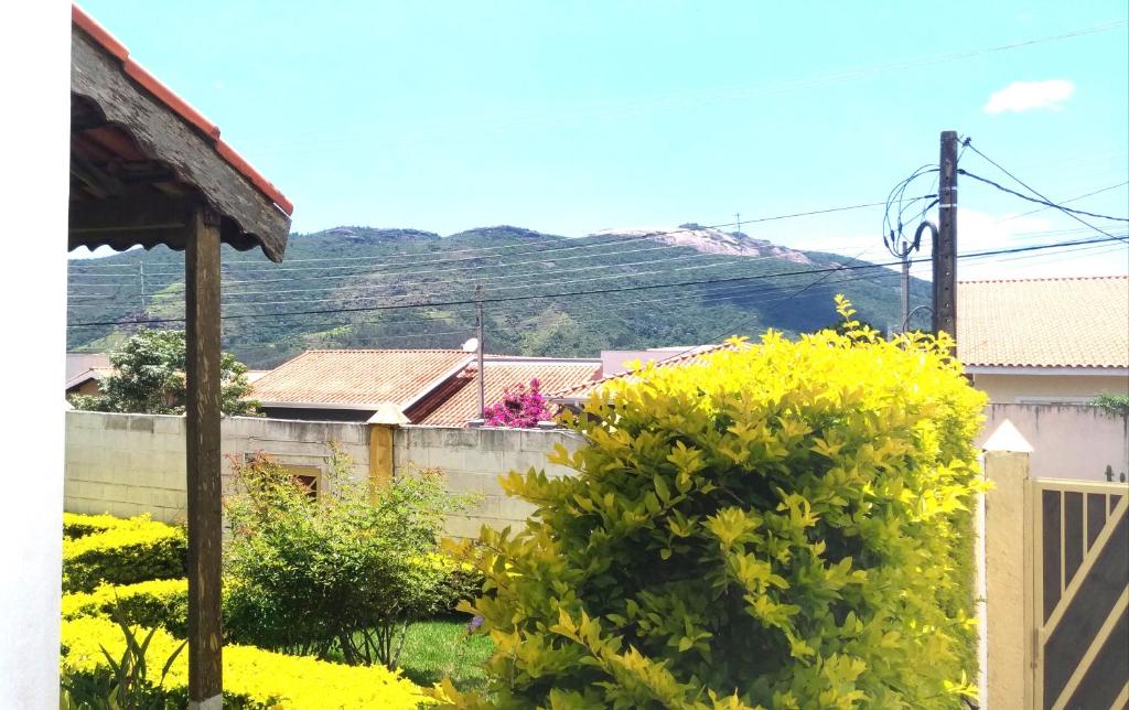 uma vista para uma casa com uma montanha ao fundo em Pousada Montanha da Pedra Grande em Atibaia