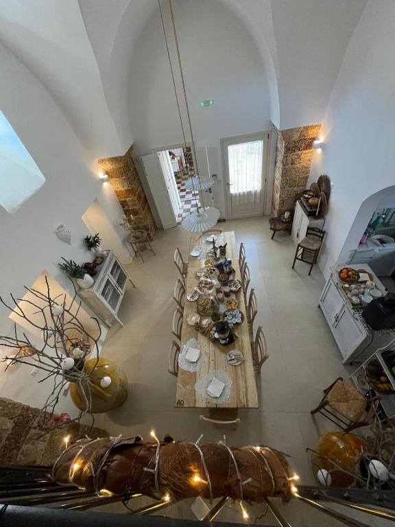 a dining room with a long table in a room at CORTE LARGO LAURO DIMORE & SPA in Gemini