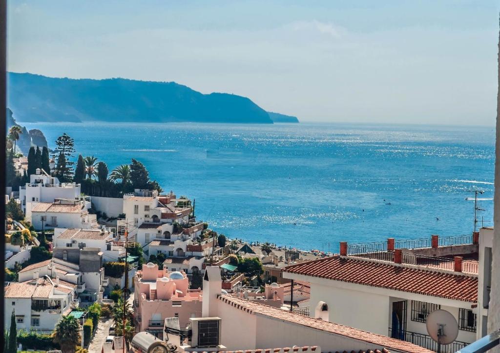 ネルハにあるBijou apartment in Bella Vistaの海を背景にした町の風景