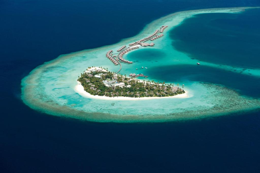 an island in the shape of a heart in the ocean at Constance Halaveli in Hangnaameedhoo