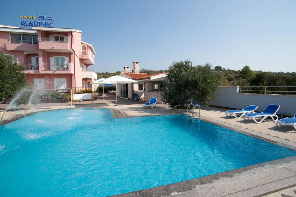 Bazén v ubytování Apartments Marinić nebo v jeho okolí