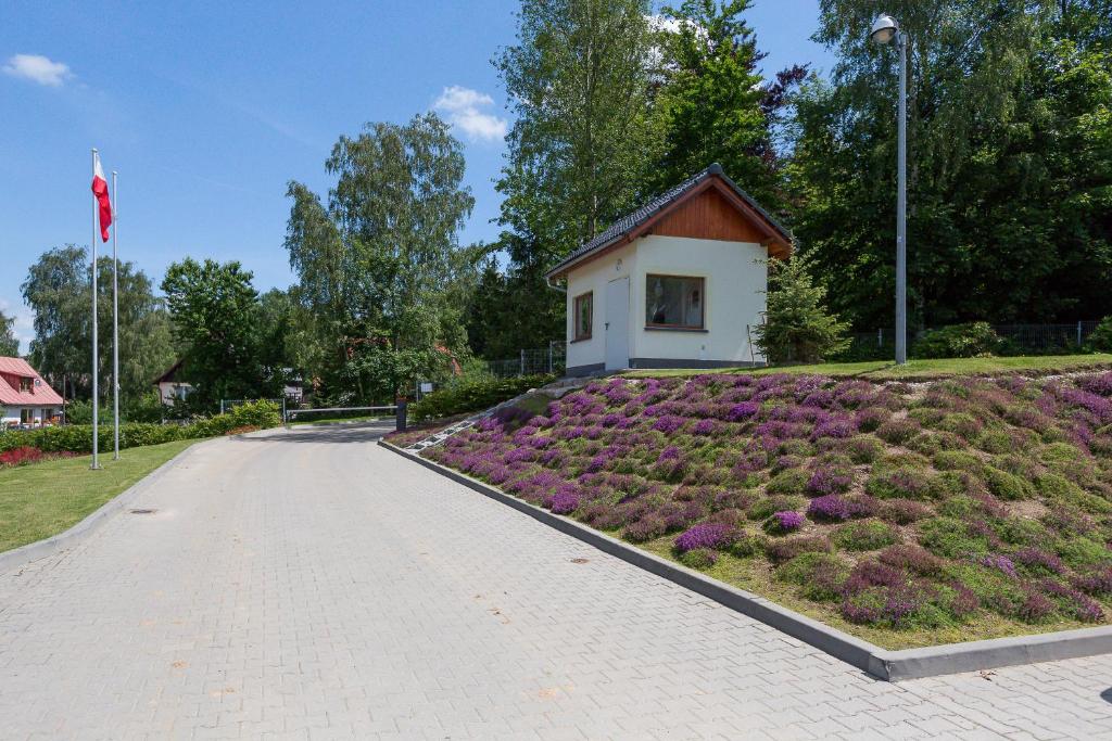 Vonkajšia záhrada v ubytovaní "Rodzinny Apartament pod Śnieżką" na osiedlu "Apartamenty pod Śnieżką"