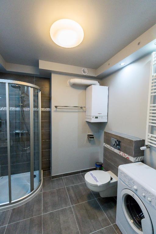 Kúpeľňa v ubytovaní "Rodzinny Apartament pod Śnieżką" na osiedlu "Apartamenty pod Śnieżką"