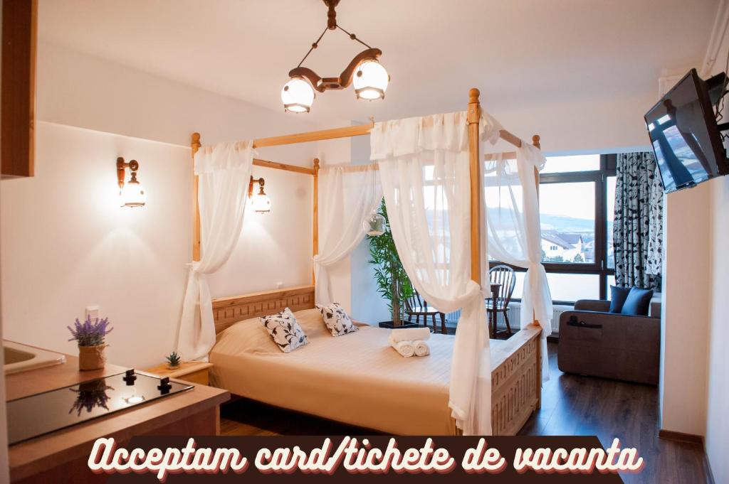 um quarto com uma cama de dossel e uma janela em Sibiu Lotus Apartments em Sibiu
