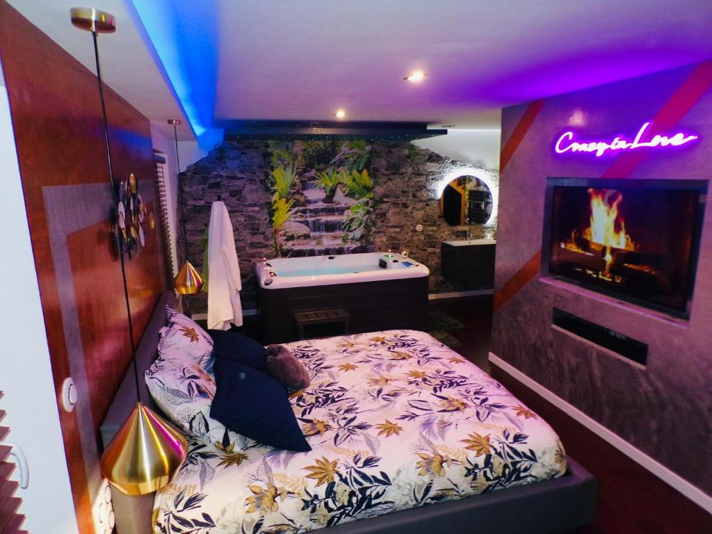 um quarto com uma banheira e uma cama num quarto em Loveroom 54 em Jarville-la-Malgrange