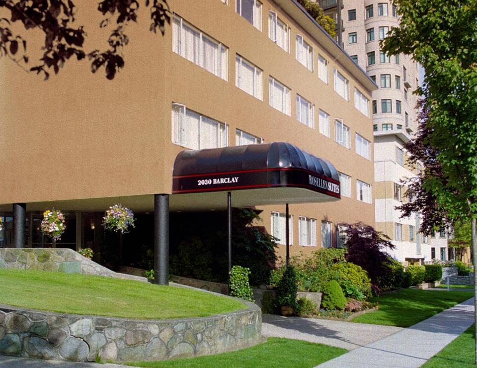 un edificio con toldo frente a un edificio en Rosellen Suites at Stanley Park en Vancouver
