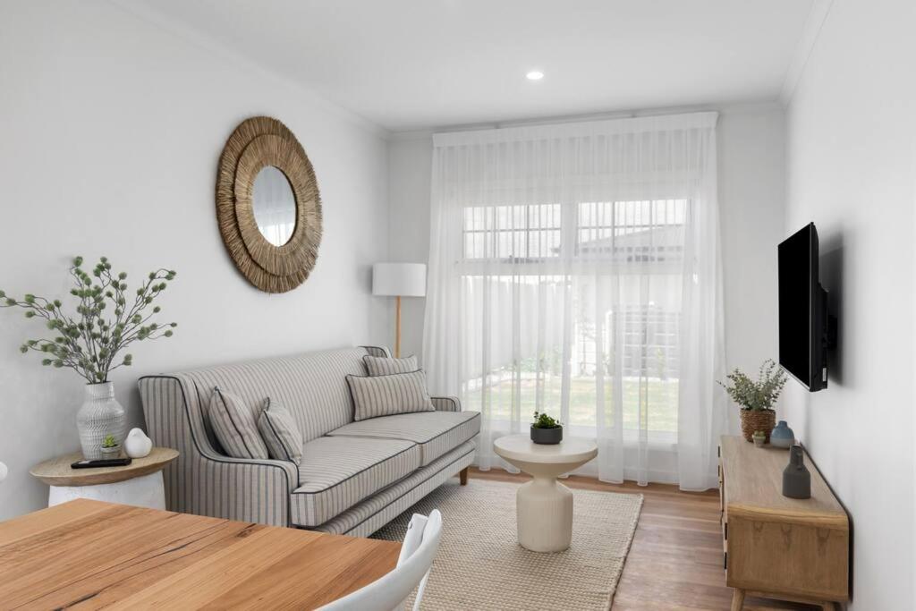 una sala de estar con un sofá y una mesa en Foxmount Estate - Astrid, en Mount Gambier