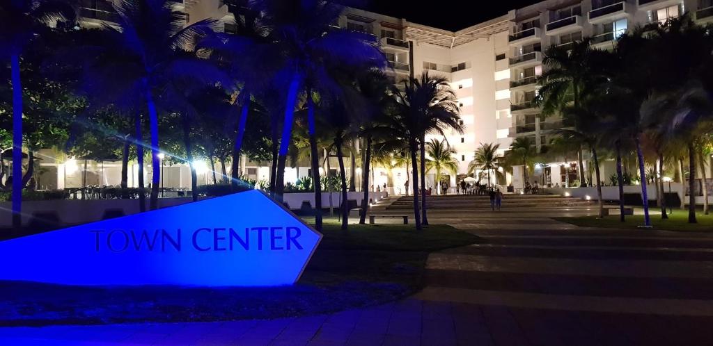 um sinal em frente a um centro da cidade à noite em Playa Blanca Towncenter Suite - NO incluye comidas em Playa Blanca