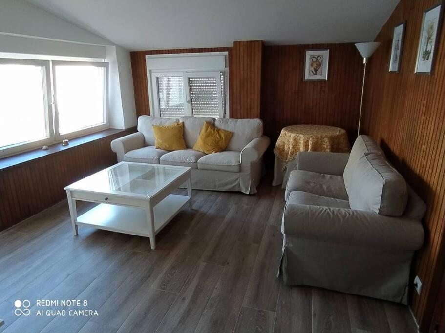 a living room with a couch and a table at Precioso y espacioso piso ideal para familias. in El Burgo de Osma